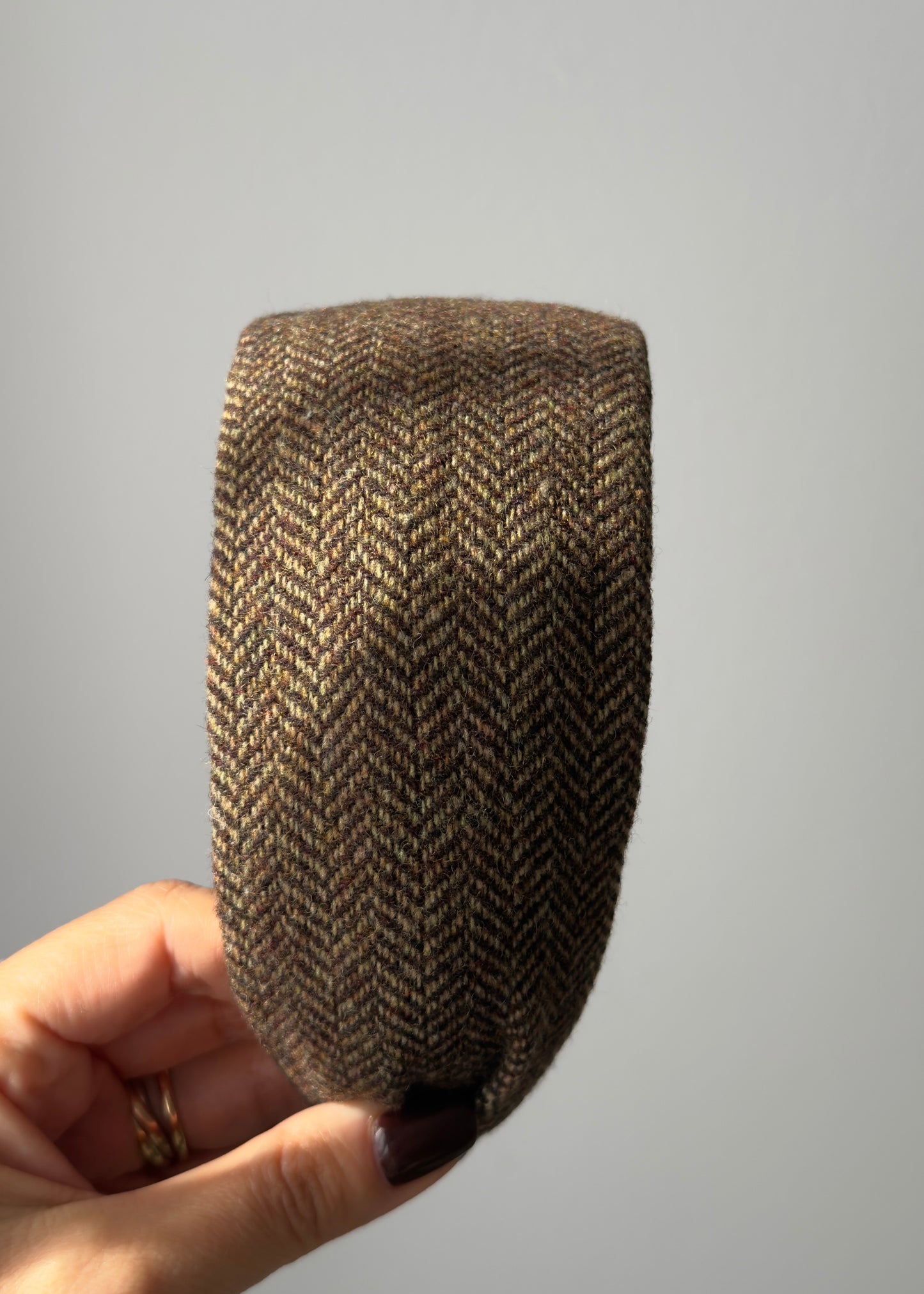 Benedetta Tweed Headband – Effortless Warmth in Classic Brown