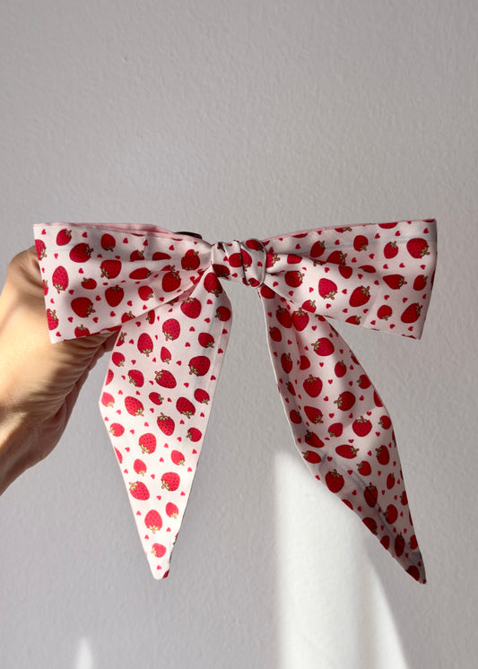 Fiorella Bow – Strawberry Delight with a Whimsical Touch